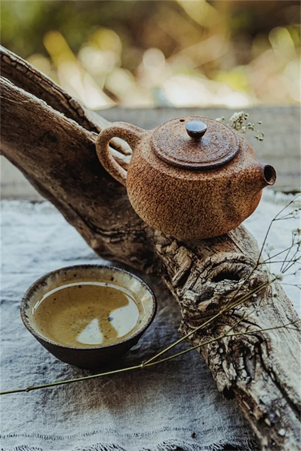 庭の葉っぱが主役に！深緑の葉で作るプロ級フラワーアレンジ